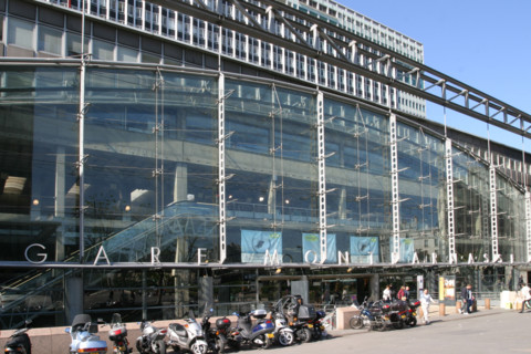 France, Paris 14e, gare Montparnasse, renovee en 1987 par l'architecte Jean-Marie Duthilleul, place raoul dautry, facade de verre, sncf,