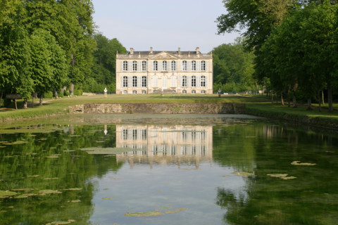 France, Basse Normandie, calvados, pays d'auge, mezidon canon, chateau de canon, jardin, parc, reflet du chateau dans l'etang,