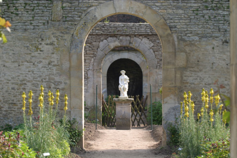 France, Basse Normandie, calvados, pays d'auge, mezidon canon, chateau de canon, jardin, parc, statue femme, arcades,