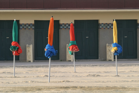 France, Normandie, calvados, cote fleurie, deauville, la plage, les parasols plies, couleurs, tourisme balneaire,