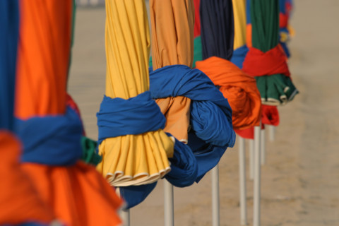 France, Normandie, calvados, cote fleurie, deauville, la plage, les parasols plies, couleurs, tourisme balneaire,