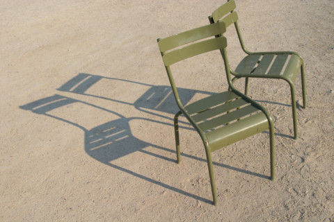France, Paris 6e, jardin du Luxembourg, chaises vides et leur ombre,