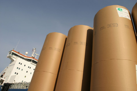 France : Normandie, Seine Maritime, vallee de la Seine, grand port de mer de Rouen, terminal forestier westerlund, dechargement du navire papetier Midas, docker, rouleaux de papier destines a la press...