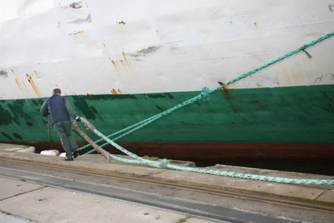 France : Normandie, Seine Maritime, vallee de la Seine, grand port de mer de Rouen, lamaneurs, amarrage d'un porte conteneur " safmarine europe" au terminal qgcm de moulineaux,