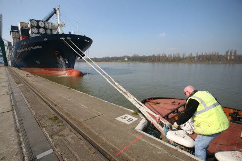 France : Normandie, Seine Maritime, vallee de la Seine, grand port de mer de Rouen, lamaneurs, amarrage d'un porte conteneur " safmarine europe" au terminal qgcm de moulineaux, navire Cma-Cgm Fort sai...