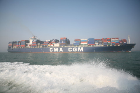 France : Normandie, Seine Maritime, au large du Havre, porte conteneurs geant, container, navire Debussy Cma Cgm, commerce international, cargo, vague, en mer