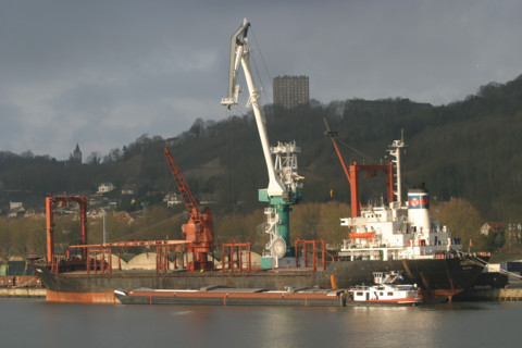 France : Normandie, Seine Maritime, vallee de la Seine, grand port de mer de Rouen, quai Ouest QW, cargo et peniche, transbordement de sacs