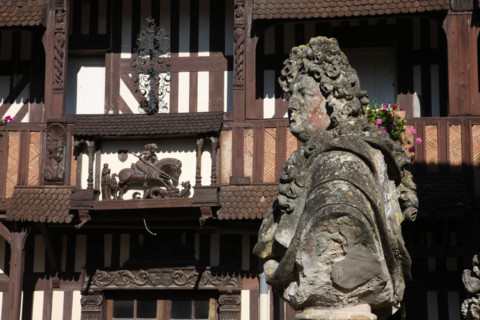 France, Basse Normandie, calvados, cote fleurie, dives sur mer, village d'art Guillaume le Conquerant, pans de bois colombages, sculpture, buste,