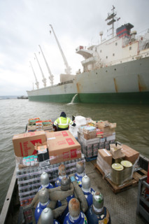 France : Normandie, Seine Maritime, vallee de la Seine, grand port de mer de Rouen, lamanage (georges et yves)
operations d'avitaillement du navire avec barge "Lepetane" au silo Lecureur, cargo vraqui...
