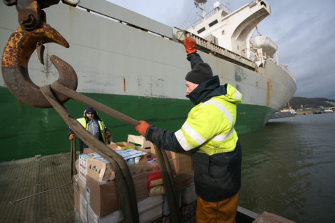 France : Normandie, Seine Maritime, vallee de la Seine, grand port de mer de Rouen, lamanage (georges et yves)
operations d'avitaillement du navire avec barge "Lepetane" au silo Lecureur, cargo vraqui...