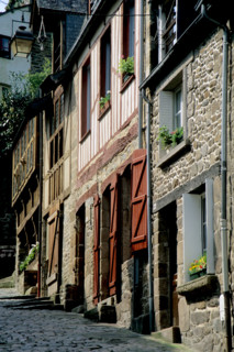 France, Bretagne, cotes d'Armor, vallee de la rance, dinan, ville d'art et d'histoire, 
rue du jerzual, maisons a pans de bois, colombages, pente,