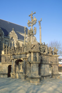 France, Bretagne, Finistere nord, circuit des enclos paroissiaux, Plougastel Daoulas, detail du calvaire aux nombreux personnages,