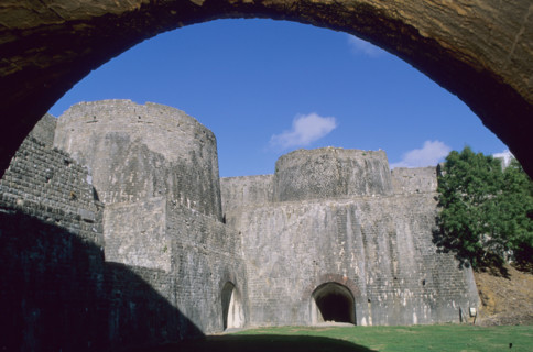 France, Basse Normandie, Manche, regneville sur mer, les fours a chaux, architecture industrielle, arche, cheminees,