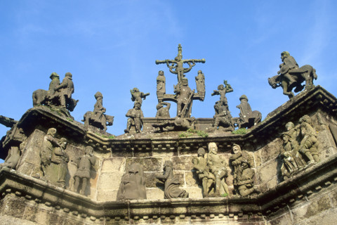 France, Bretagne, Finistere nord, circuit des enclos paroissiaux, Plougastel Daoulas, detail du calvaire aux nombreux personnages,