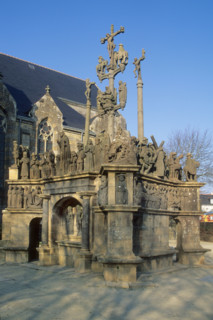 France, Bretagne, Finistere nord, circuit des enclos paroissiaux, Plougastel Daoulas, detail du calvaire aux nombreux personnages,