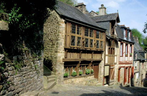 France, Bretagne, cotes d'Armor, vallee de la rance, dinan, ville d'art et d'histoire, 
rue du jerzual, maisons a pans de bois, colombages, pente,