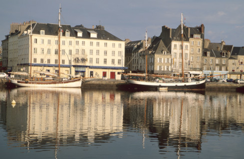 France, Basse Normandie, Cotentin, Cherbourg, port, bassin du commerce, quai Alexandre III, voiliers, bateaux, reflet sur l'eau,