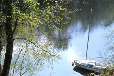 France, Bretagne, Cotes d'Armor, lac de Guerledan, plan d'eau amenage, rochers, bateau de plaisance, arbres