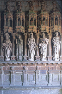 France, Bretagne, Finistere nord, circuit des enclos paroissiaux, guilmillau, porche de l'eglise, detail sculptures, enclos paroissial.