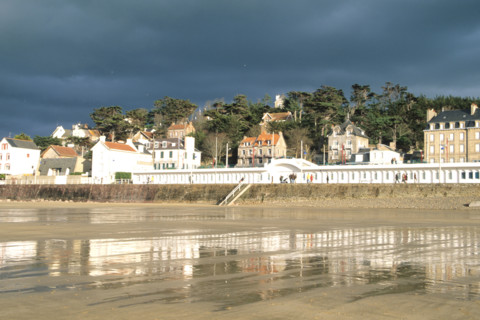 France, Bretagne, Cotes d'Armor, cote d'Emeraude, pleneuf val Andre, plage par temps d'orage, maree basse,