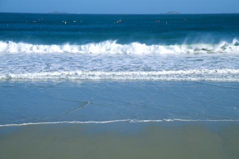 France, Bretagne, Cotes d'Armor, cote de granit rose, perros guirec, vague, maree montante,