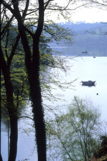 France, Bretagne, Cotes d'Armor, lac de Guerledan, plan d'eau amenage, rochers, bateau de plaisance, arbres