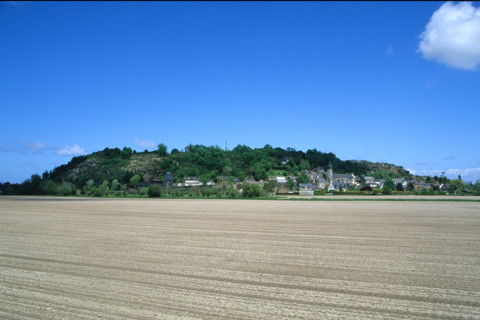 France, Bretagne, Ille et Vilaine, pays de la baie du Mont-Saint-Michel, le mont dol, panorama, paysage, champ laboure, agriculture,