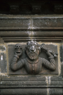 France, Bretagne, Finistere nord, circuit des enclos paroissiaux, enclos paroissial de la martyre, detail personnage brandissant des ossements,