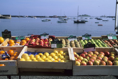 France, Bretagne, Finistere nord, pays du leon, Roscoff, marche, port, fruits et legumes en caisses, face a la mer,