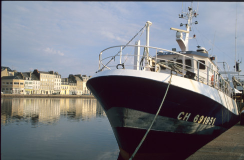 France, Basse Normandie, Cotentin, Cherbourg, port, bassin du commerce, quai Alexandre III, voiliers, bateaux, reflet sur l'eau, chalutier au quai de l'entrepot