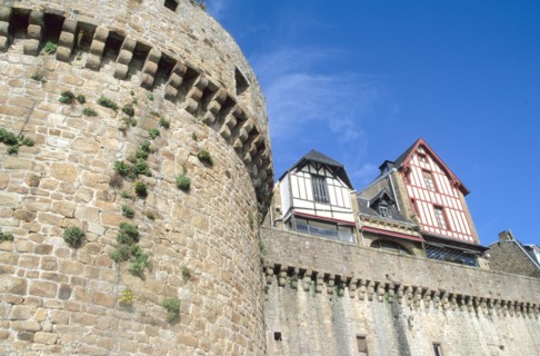 France, Basse Normandie, Manche, pays de la baie, au pied des remparts du Mont-Saint-Michel, remparts, tour, maisons a pans de bois, colombages,