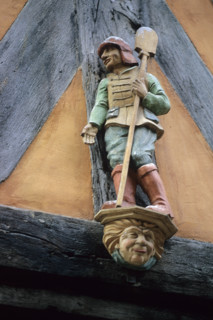 France, Bretagne, Ille et Vilaine, rennes, le vieux rennes, rue de la psalette maisons a pans de bois, colombages, detail maison medievale, personnage sculpte, sculpture polychrome, boulanger, artisan...