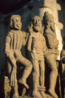 France, Bretagne, Finistere nord, circuit des enclos paroissiaux, enclos paroissial de saint thegonnec, detail du calvaire, personnages,