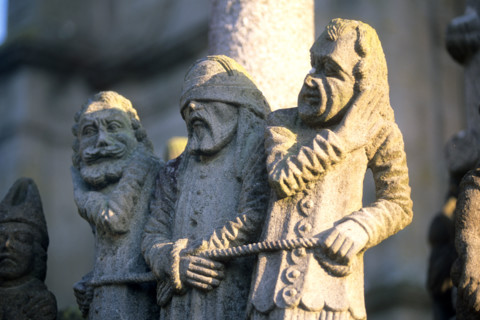 France, Bretagne, Finistere nord, circuit des enclos paroissiaux, enclos paroissial de saint thegonnec, detail du calvaire, personnages, larrons,