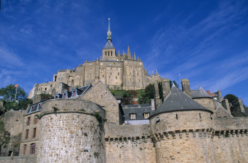 France, Basse Normandie, Manche, pays de la baie, au pied des remparts du Mont-Saint-Michel, remparts, tour, maisons,