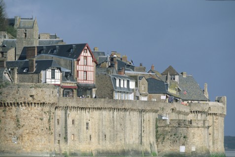 France, Basse Normandie, Manche, pays de la baie, au pied des remparts du Mont-Saint-Michel, remparts, tour, maisons a pans de bois, colombages,