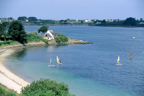 France, Bretagne, Finistere nord, cotes des abers, l'aber wrach, plage, planche a voile, anse, maisons,