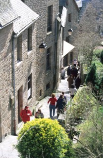 France, Basse Normandie, Manche, pays de la baie du Mont-Saint-Michel, depuis les marches de l'abbaye, habitat, maisons du mont, grande rue