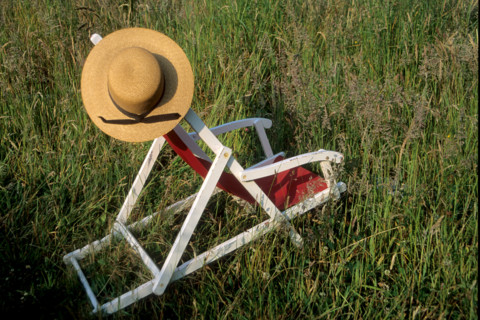 France, Bretagne, Cotes d'Armor, chaise longue avec chapeau de paille dans l'herbe, transat, chilienne, repos, farniente, vacances,