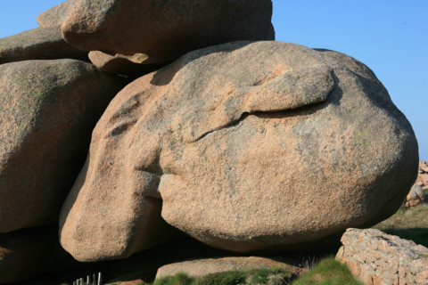 France, Bretagne, Cotes d'Armor, cote de granit rose, ploumanach, phare de pors kamor, rochers aux formes evocatrices,