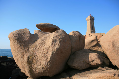 France, Bretagne, Cotes d'Armor, cote de granit rose, ploumanach, phare de pors kamor, rochers aux formes evocatrices,