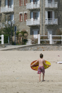 France, Bretagne, Cotes d'Armor, cotes d'Emeraude, saint cast le guildo, la grande plage, adolescent, planche de surf,