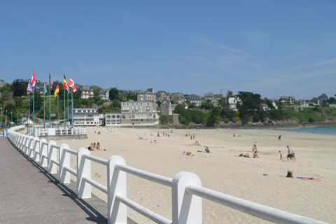 France, Bretagne, Cotes d'Armor, cotes d'Emeraude, saint cast le guildo, la grande plage, parapet, villas au fond, sable,