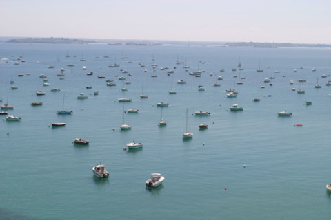 France, Bretagne, Cotes d'Armor, cotes d'Emeraude, saint cast le guildo, port, bateaux amarres, face a la grande plage,