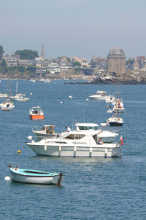 France, Bretagne, Cotes d'Armor, vallee de la rance, au niveau du barrage de la rance
vers la mer, bateaux de plaisance,