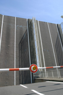 France, Bretagne, Cotes d'Armor, vallee de la rance, au niveau du barrage de la rance
pont levant releve, barriere, panneau,
