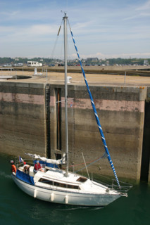 France, Bretagne, Cotes d'Armor, vallee de la Rance, au niveau du barrage de la Rance
voilier passant l'ecluse, vers l'amont,