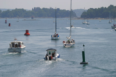 France, Bretagne, Cotes d'Armor, vallee de la Rance, au niveau du barrage de la Rance
voiliers et vedettes passant l'ecluse, vers l'amont,