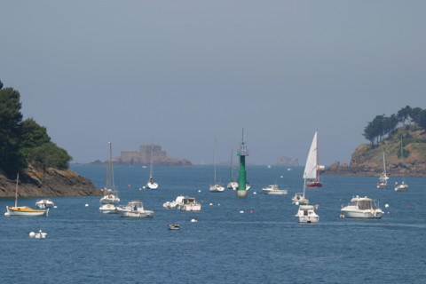 France, Bretagne, Cotes d'Armor, vallee de la Rance, au niveau du barrage de la Rance
vers la mer, bateaux de plaisance,