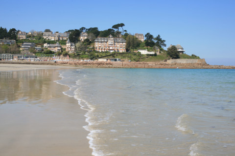 France, Bretagne, Cotes d'Armor, cote de granit rose, perros guirec, plage de trestraou, vague, grande maison, villa, hotel